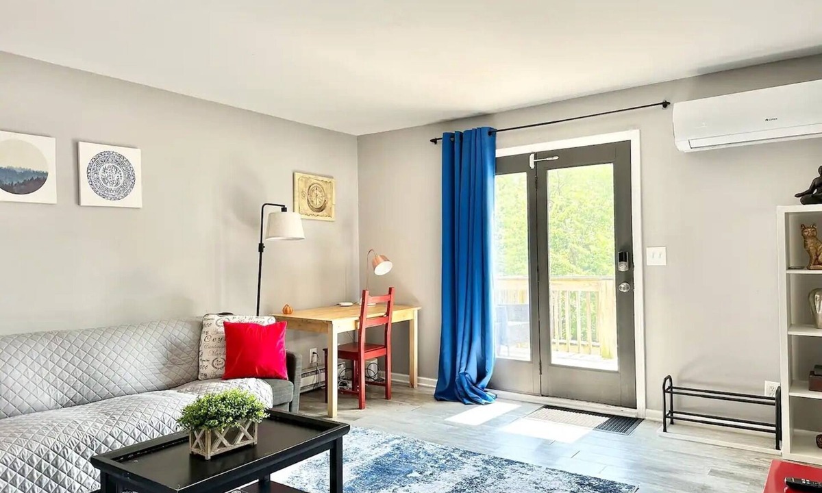 Yorkville Apartment | Sleeps 12/Riverfront/Fishing from Backyard