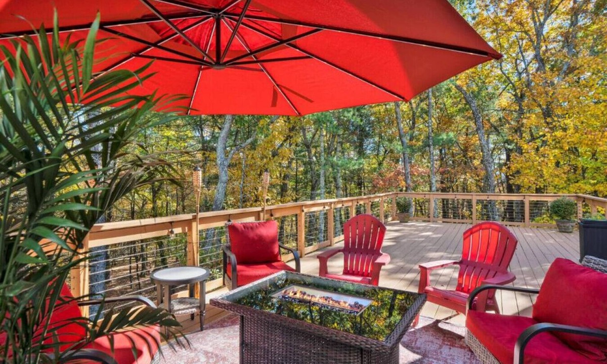 East Stroudsburg Apartment | Sleeps 12 | Sauna+Bar+Basement Game Room+Fire Pit