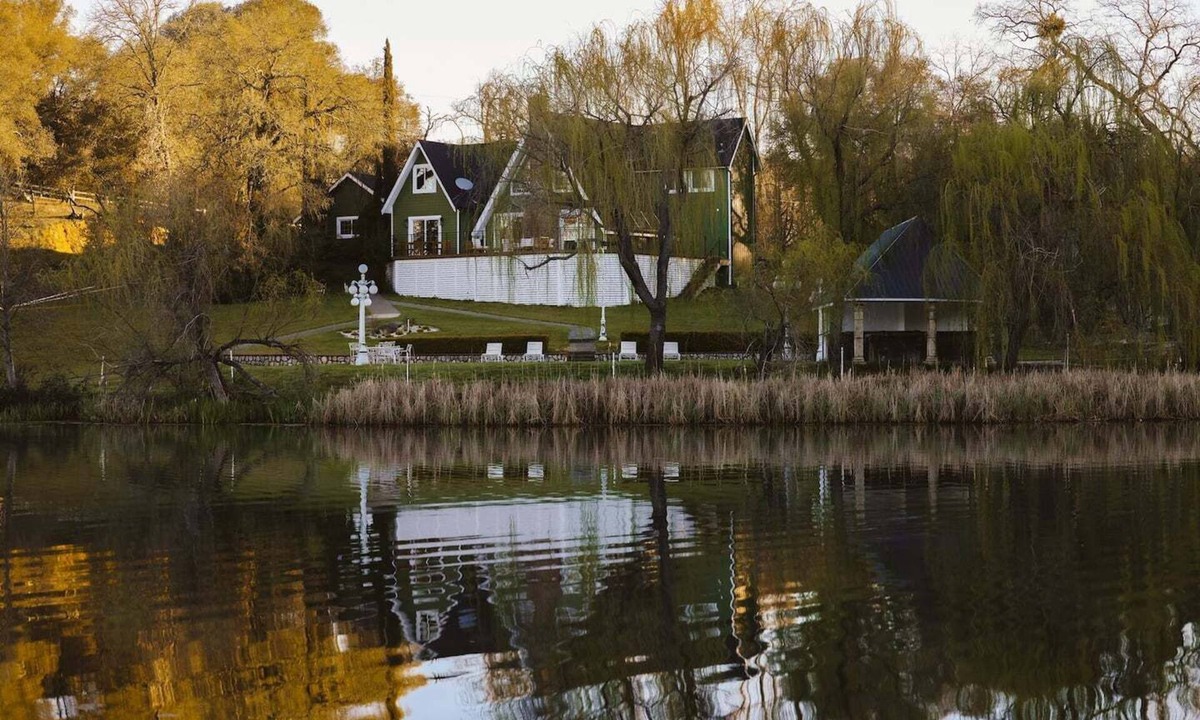 Auburn House | -Sleeps 14 -Lakefront -Private Pool -Jacuzzi -Sauna -Near Golf Course