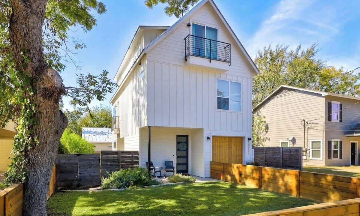 Chestnut House | Sleeps 15 | East Austin Group Retreat