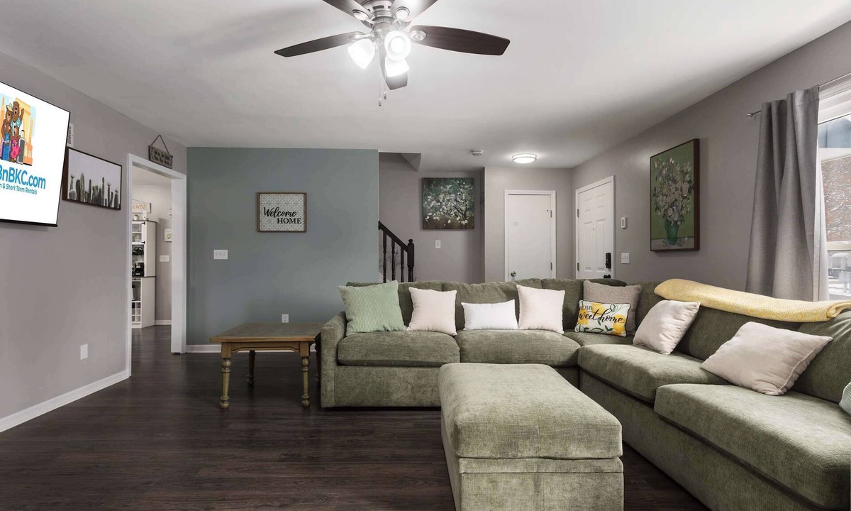 Olathe House | Sleeps 15+ Game Room King beds FIFA READY!