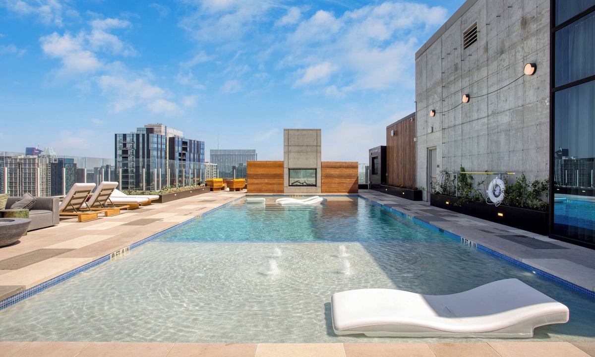 Rainey Street Historic District House | Sleeps 16 | Brand New Austin High Rise w/Rooftop Pool, Gym, Yoga Studio & More!