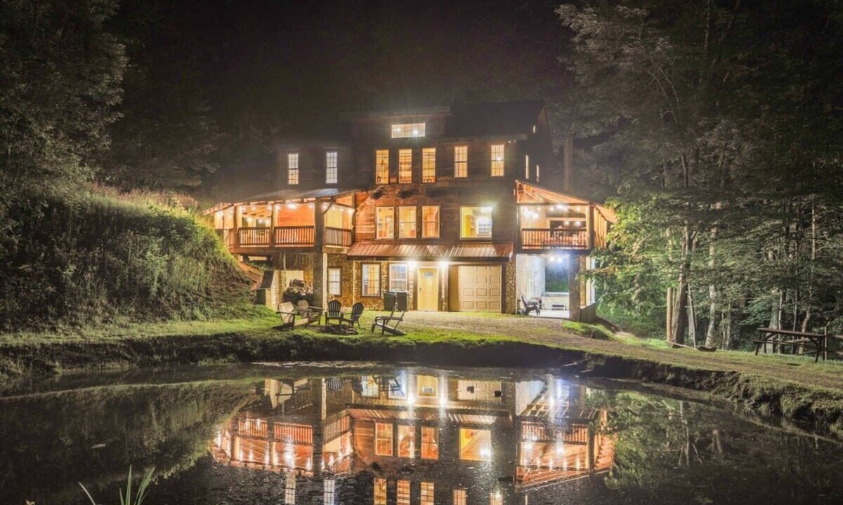 Mars Hill House | Sleeps 16 Hot Tub Sauna Dogs Welcome Ping Pong