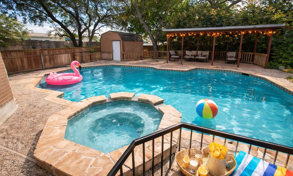 San Antonio House | Sleeps 16 w/Pool ,Near SeaWorld, Six Flags and Air Force Base