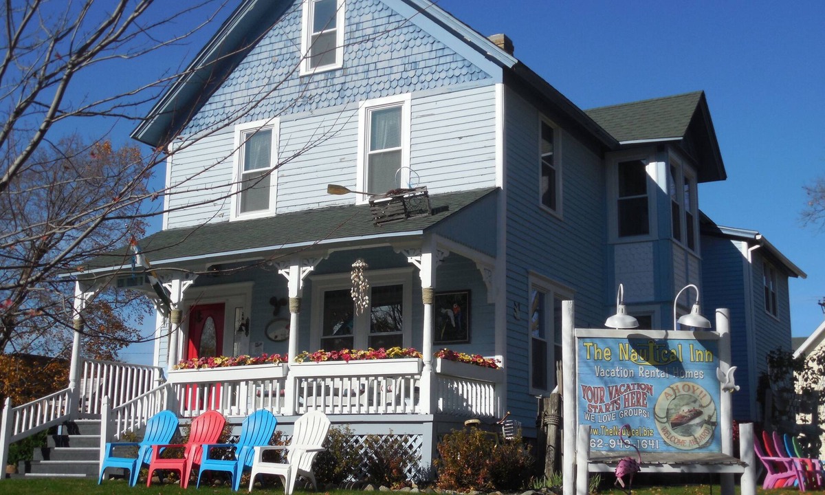 Lake Geneva House | Sleeps 17! DOWNTOWN LAKE GENEVA Fully Licensed for Weekend Rentals!