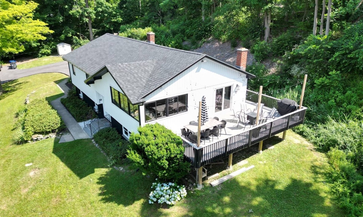 Brookfield House | Sleeps 18!Bring or rent a boat, pool table, 2 kitchens, large area to entertain.