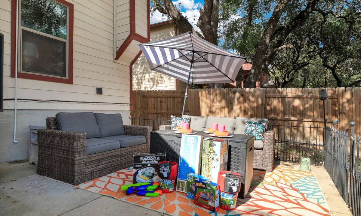 West San Antonio House | Sleeps 18! Family & Friends Vacation Home