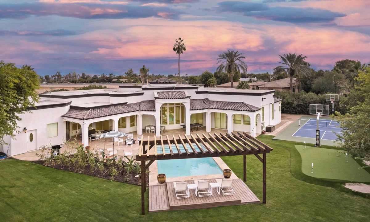 Paradise Valley Villa | Sleeps 19, 7BDR Estate! Sports Court, Putting Green, Pool | Farrier by AvantStay