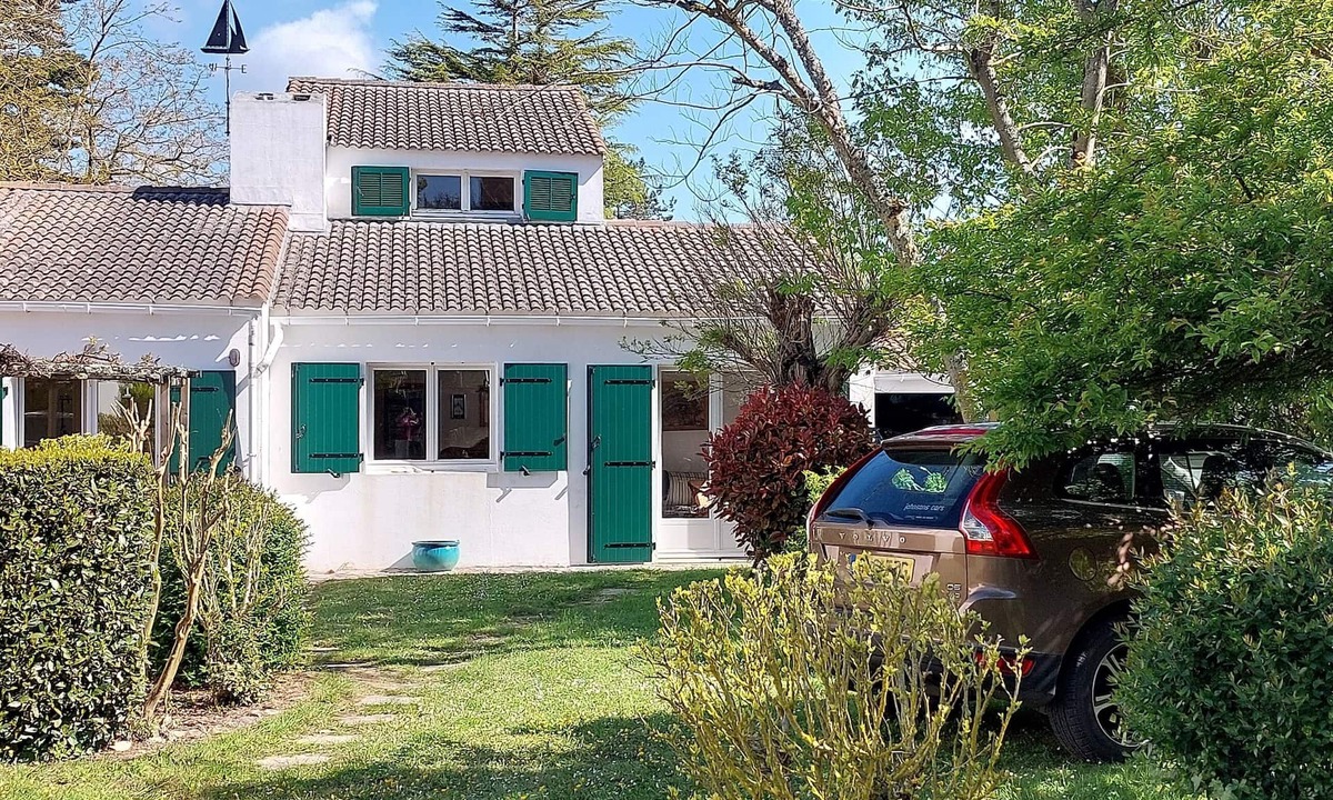 Saint-Vincent-sur-Jard House | Sleeps 2 to 10; Large comfortable house, 3 minutes walk from stunning beach.
