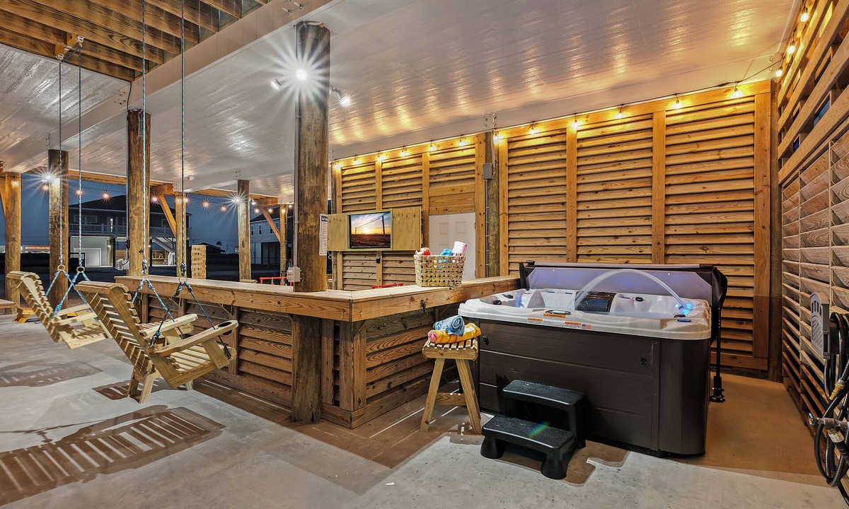 Crystal Beach House | Sleeps 20, 4 King BR, Beach Access, Luxury Spa, Decks, Pets, Games Galore
