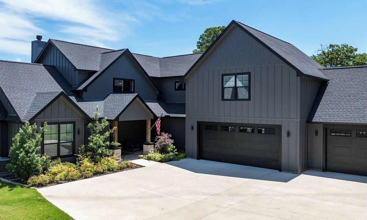 Tool House | Sleeps 20+ — Cedar Creek Lake — Lakefront Kayaks — Boat/Jetski Rentals