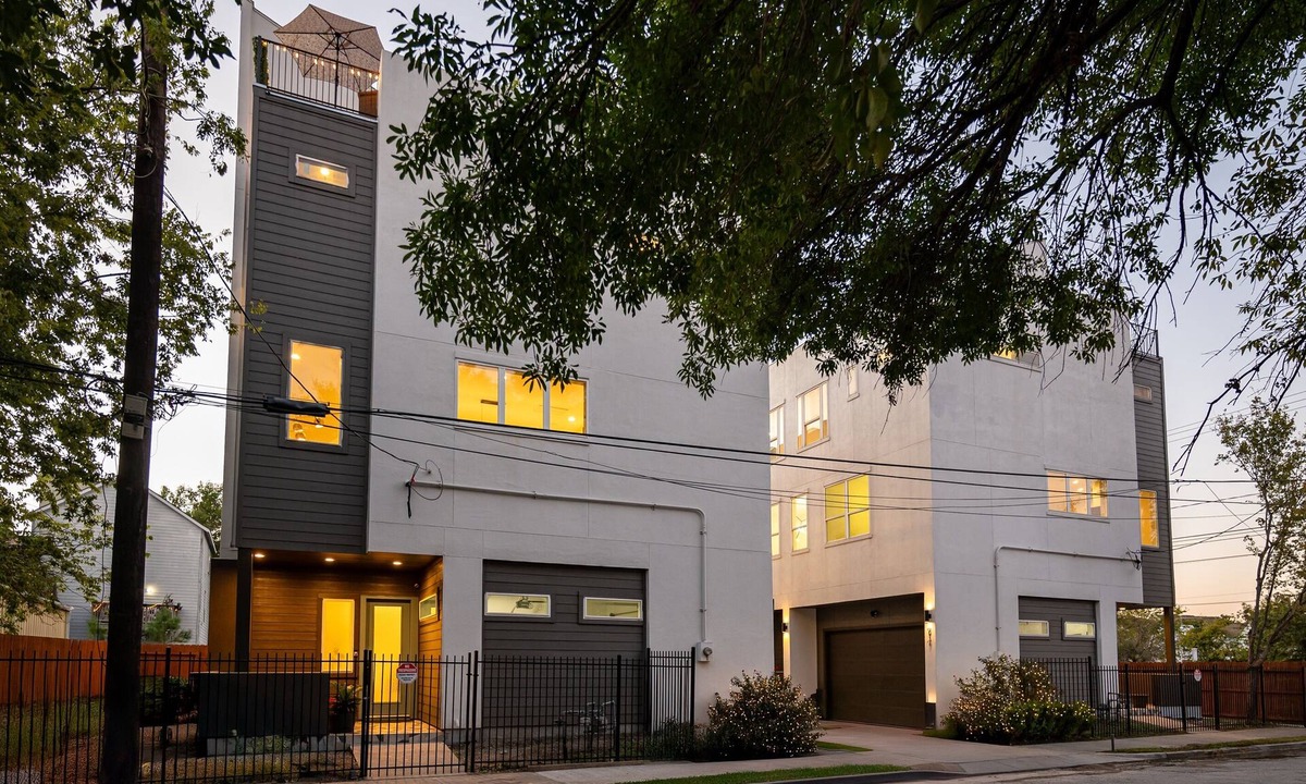 Washington Ave./ Memorial Park House | Sleeps 20! Luxury Twin Homes Near Dtown & NRG HTX