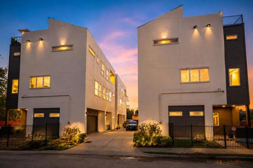 Washington Ave./ Memorial Park House | Sleeps 20! Luxury Twin Homes Near Dtown & NRG HTX