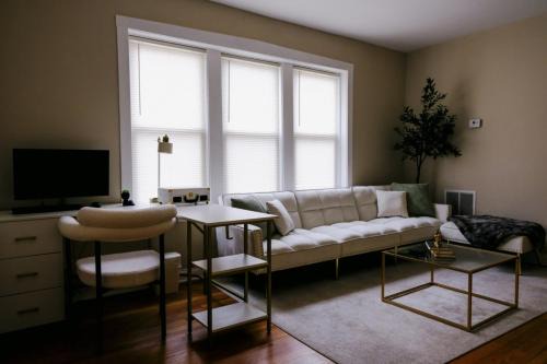 Irving Park East House | Sleeps 22 Modern Multi-Unit Gym Workspaces