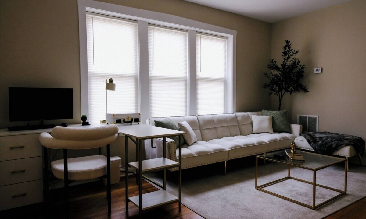 Irving Park East House | Sleeps 22 Modern Multi-Unit Gym Workspaces
