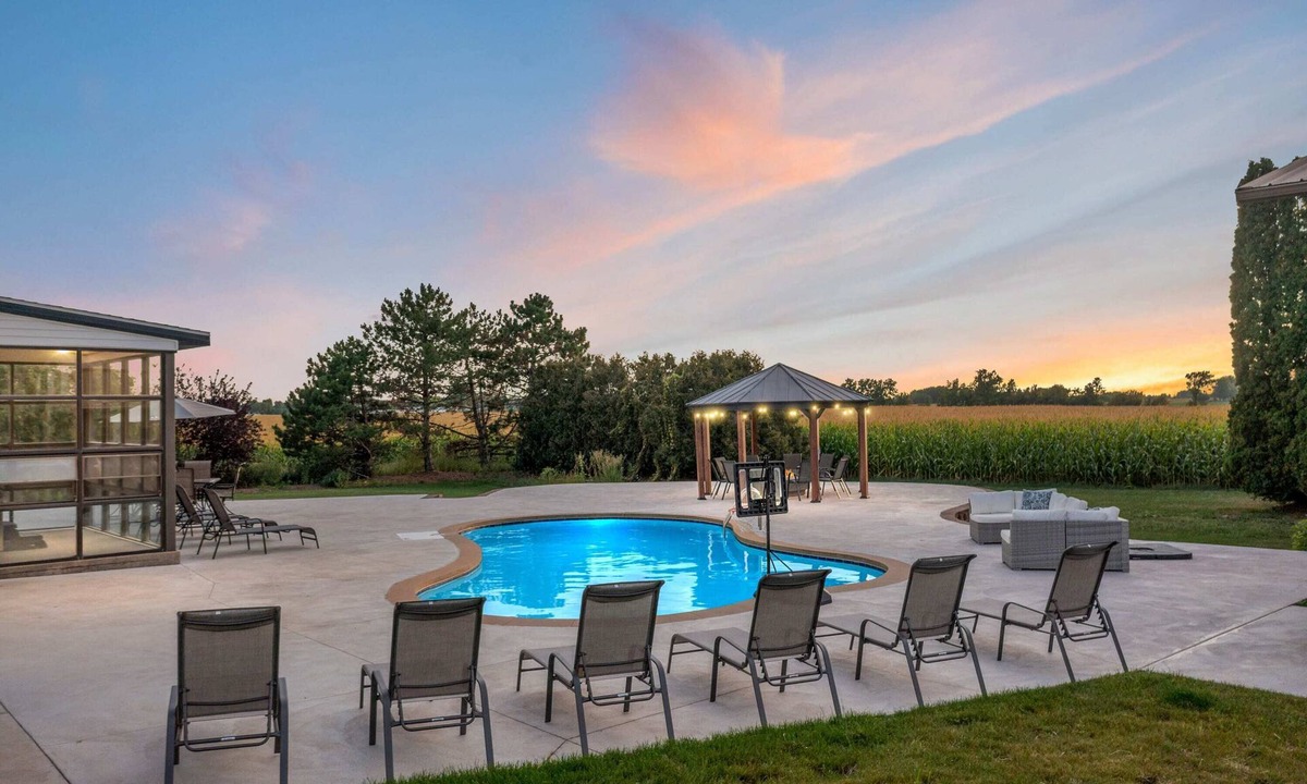 Kaukauna House | Sleeps 30 | Crew-Friendly | Pool & Hot Tub