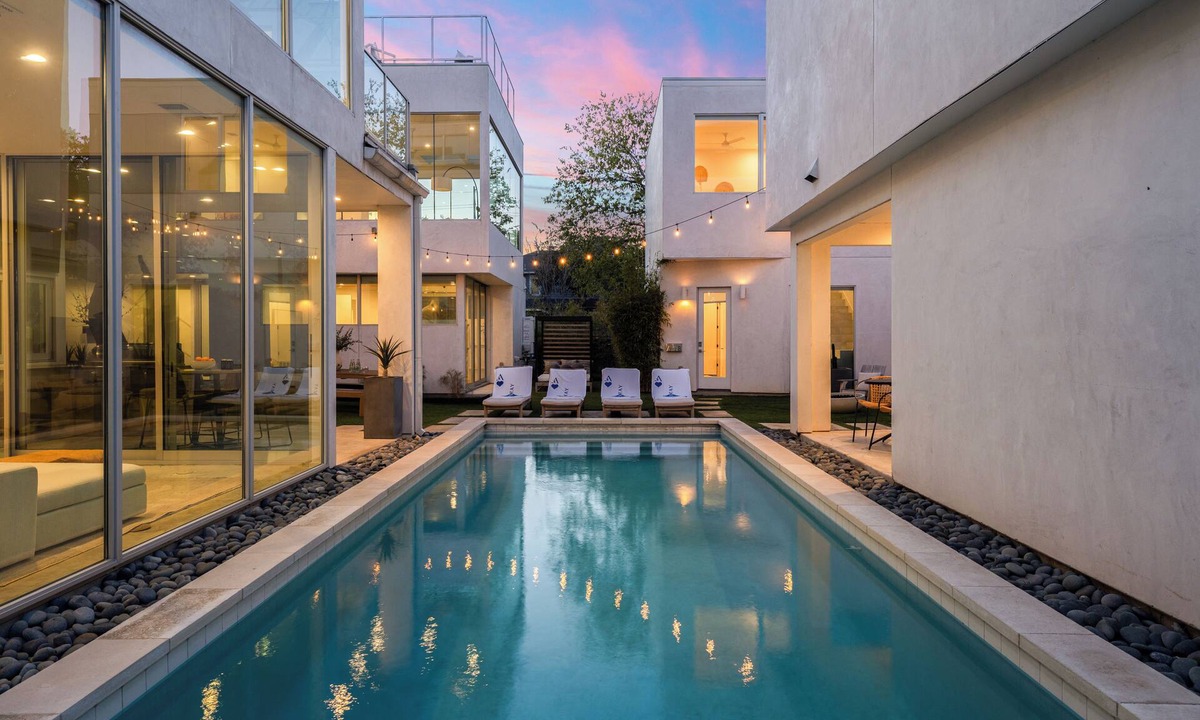 Bouldin House | Sleeps 32, Private Compound w/Putting Green | Bouldin Collective by AvantStay