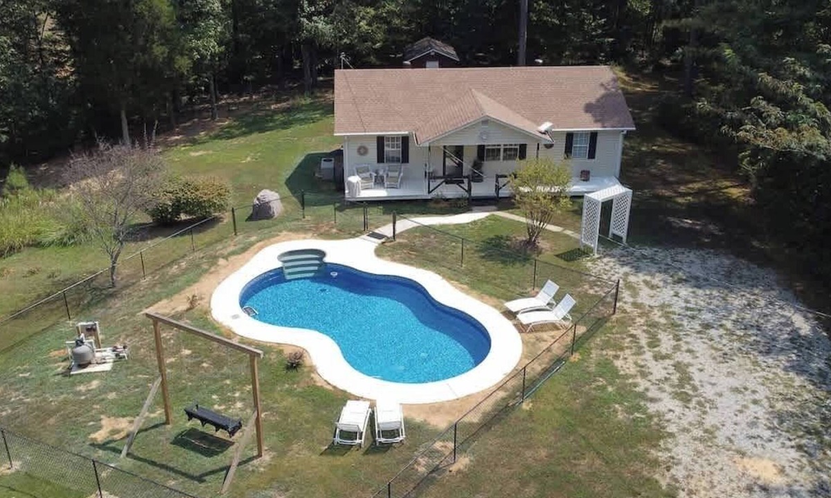 Idlewild House | Sleeps 4-Paradise Retreat with Pool!