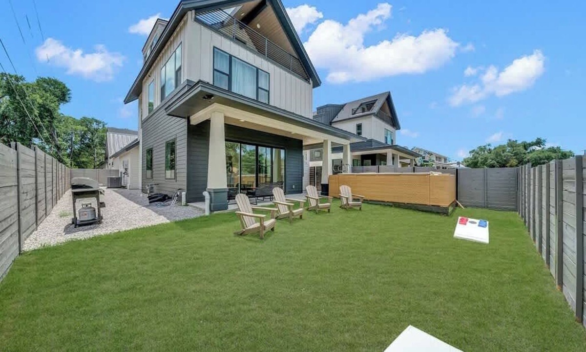 Riverside House | Sleeps 42, 2 Pools & Game Room 11BR near Downtown