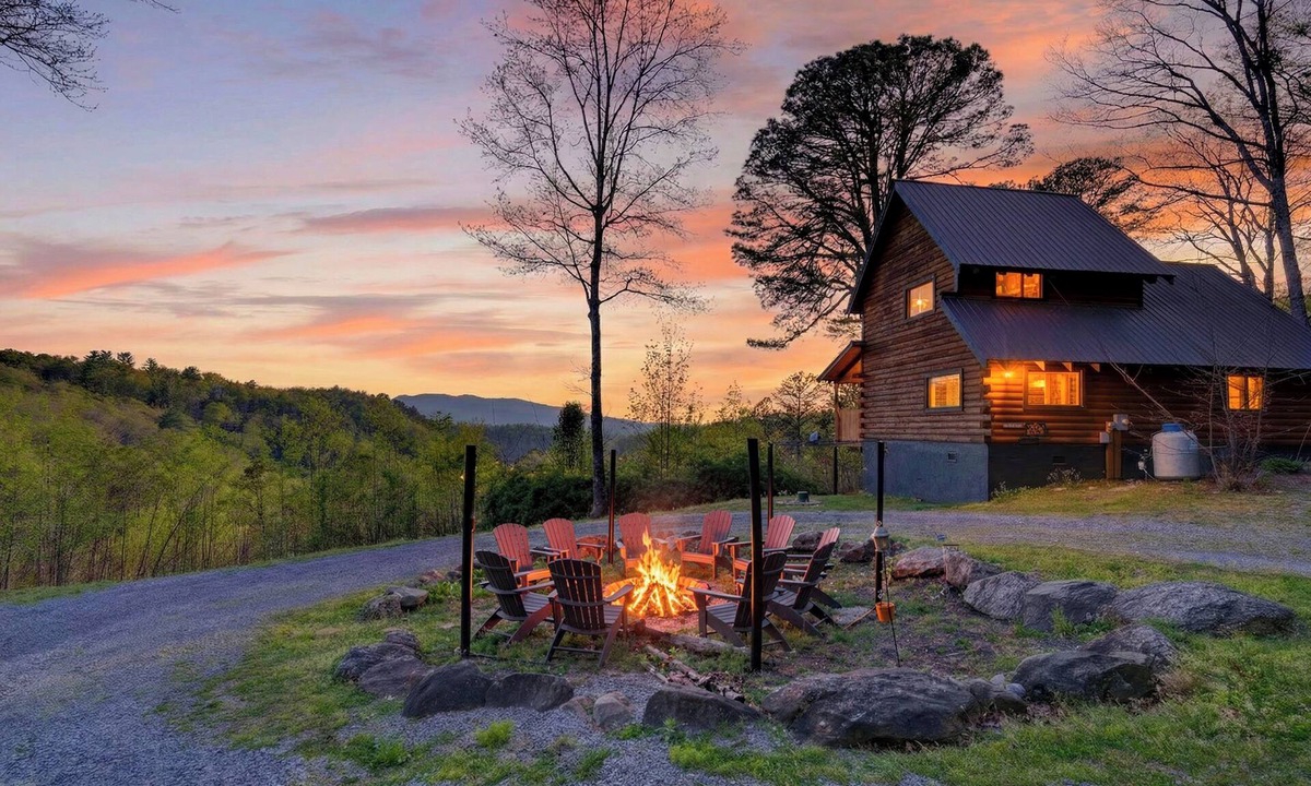 Townsend Cabin | Sleeps 42 | 7 Cabins | Hot Tubs + Fire Pit + Mtn Views | Heaven Lane Cabins