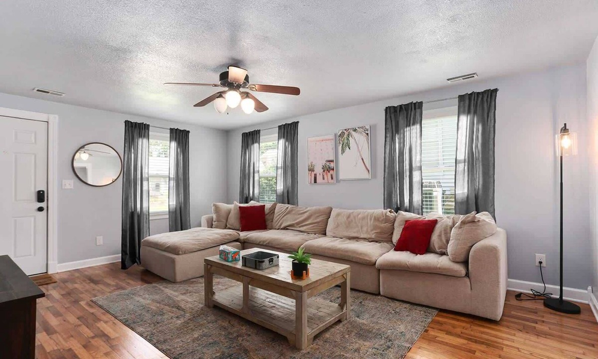 Warrensburg House | Sleeps 5|King Beds|Comfortable Stay|Warrensburg