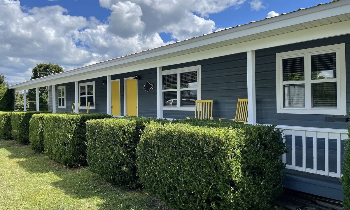 Cassville Condo | Sleeps 5 (unit 4A), pool, next to Big M Marina, 15 min to Roaring River