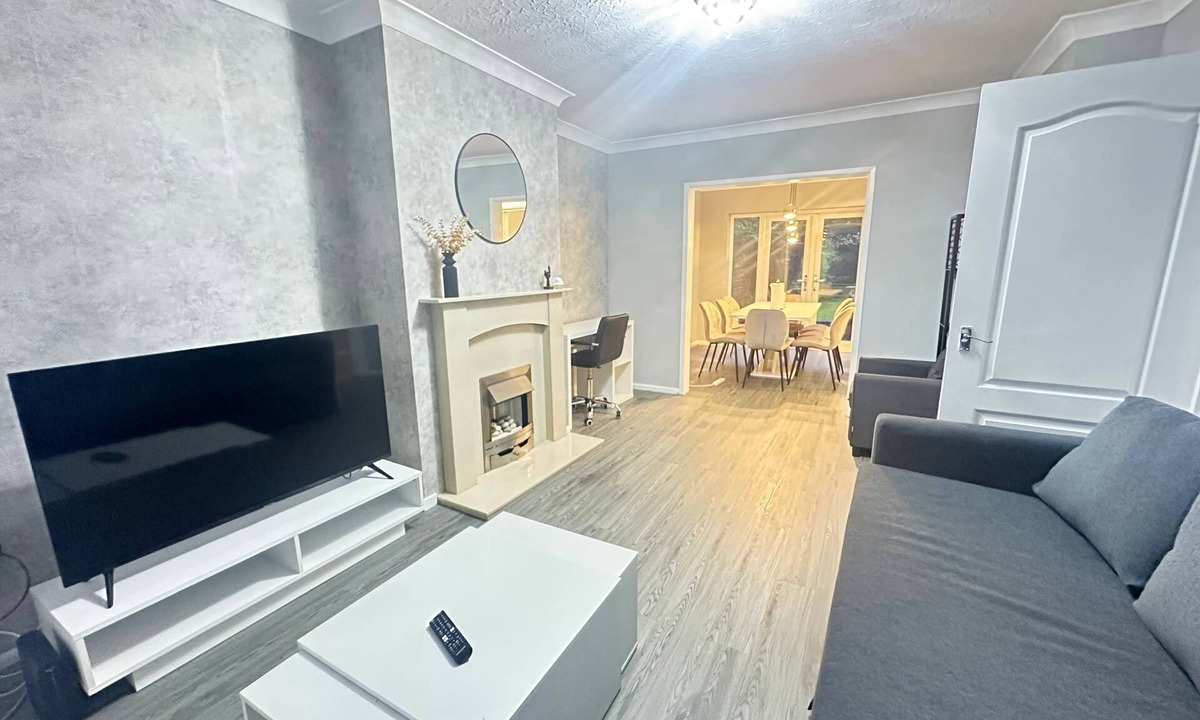 Cheadle House | Sleeps 5 with Free Parking