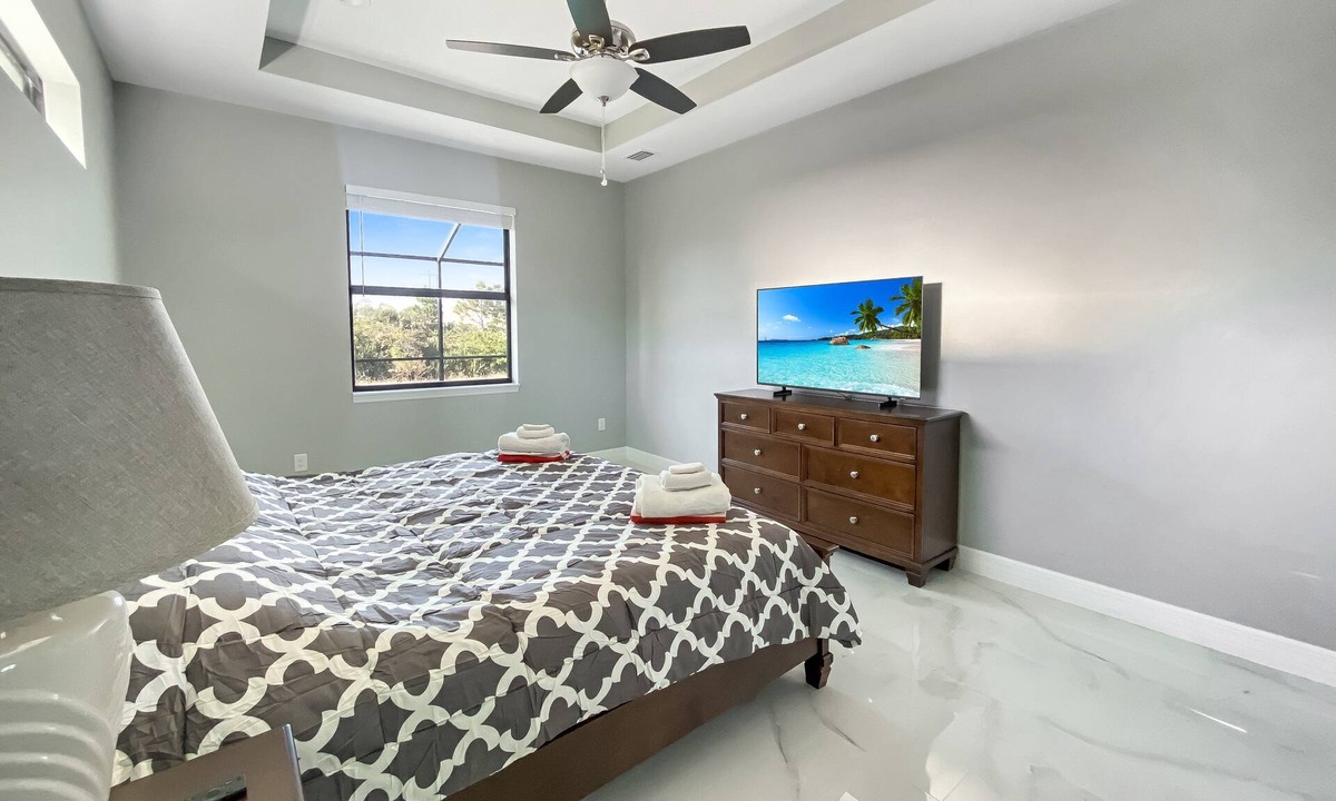 Port Charlotte Villa | Sleeps 6, full refund*, heated salt pool