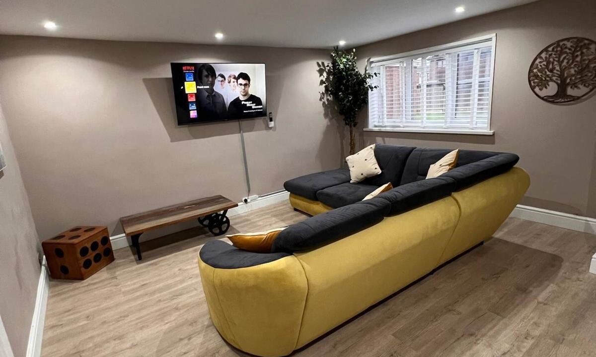 Middleton House | Sleeps 6 - Premier in mattress