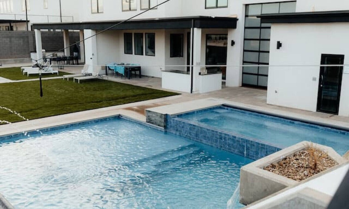 Hurricane House | Sleeps 60! Pickleball, Hot tubs, Sauna, and more!