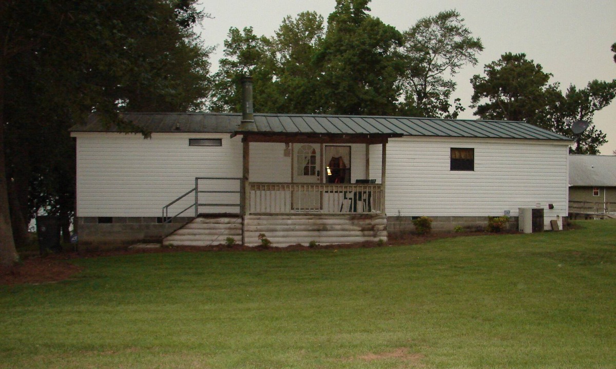 Fort Gaines House | Sleeps 8, 3 bed 2 full bath with queen sleeper sofa.