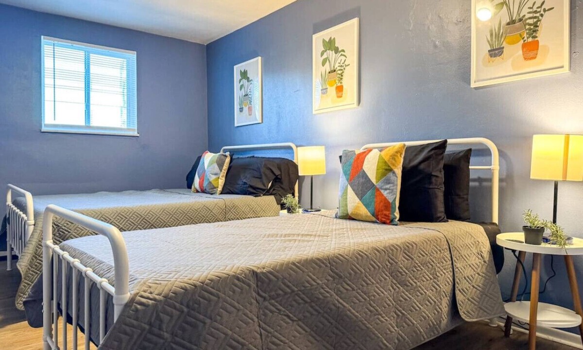 Mount Oliver Apartment | Sleeps 8! Charming 2 BR w/5 beds + WIFI