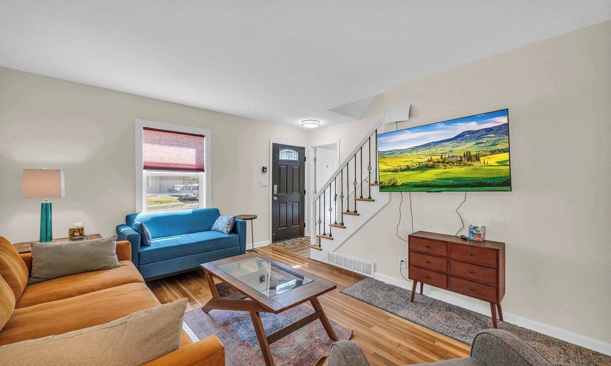 South Kansas City House | Sleeps 8, Close to FIFA 2026,Game Room, Hot Tub