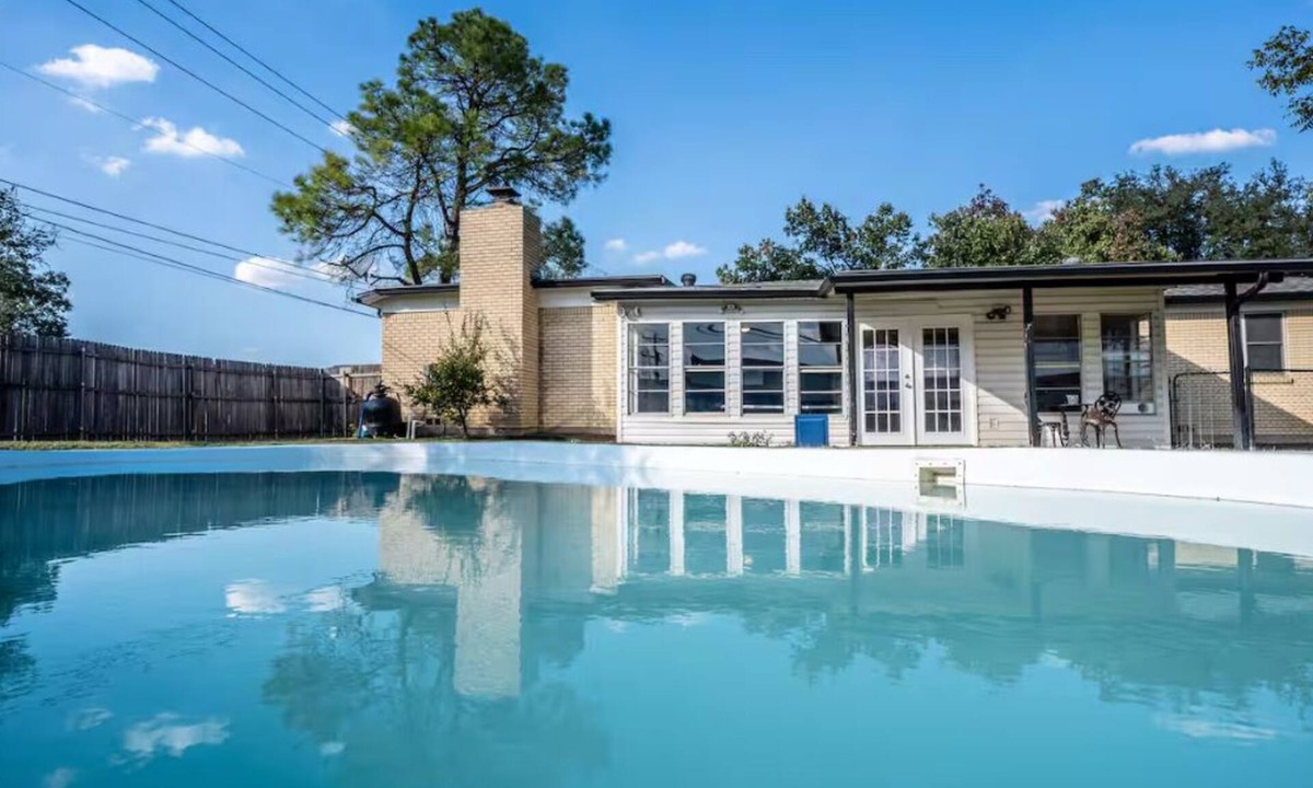 Richland Hills House | Sleeps 8: Family/Pet Friendly/Pool/Ping Pong