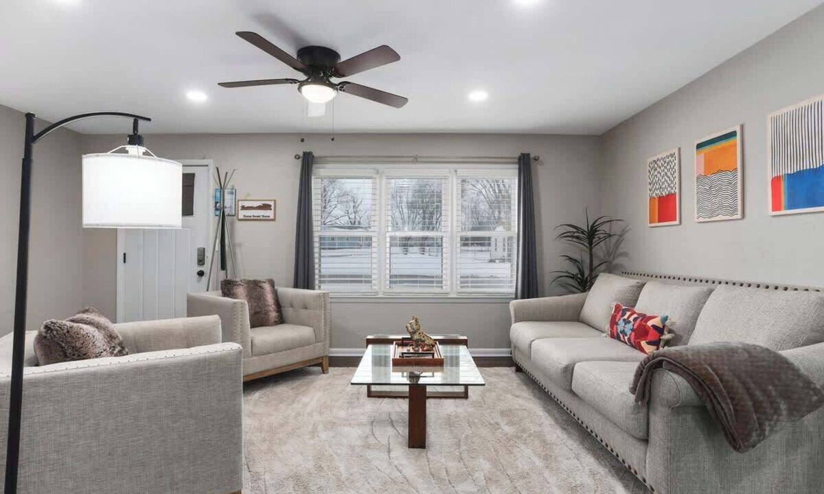 Lee's Summit House | Sleeps 8|King Beds|Arcade|Near DT Lee Summit