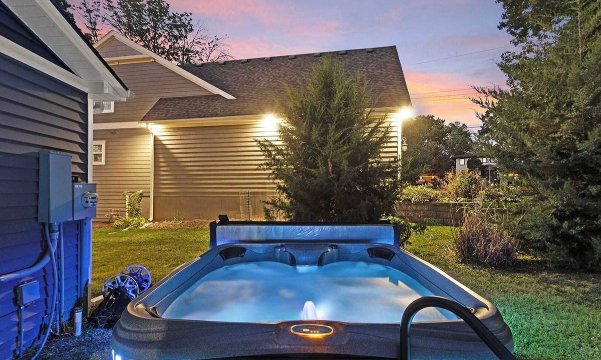 Lee's Summit House | Sleeps 8|KingBed|Game Room|Walkable|Lee Summit