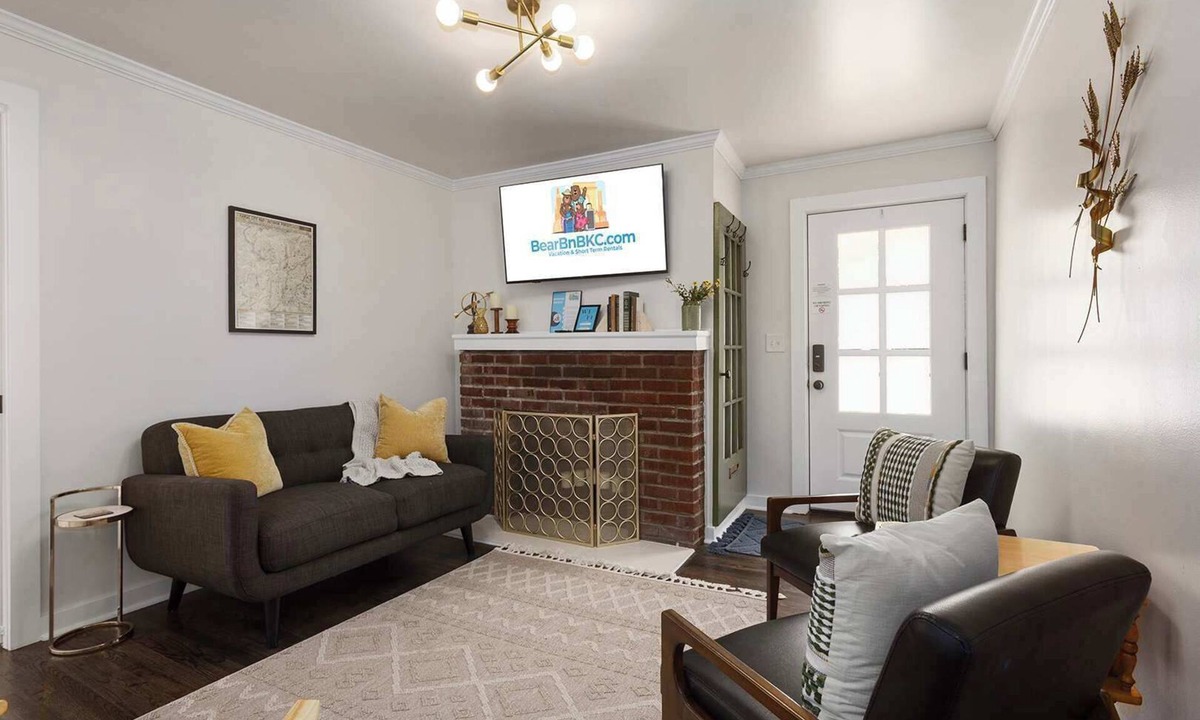 Lee's Summit House | Sleeps 8 KingBeds Walkable to Downtown Lees Summit