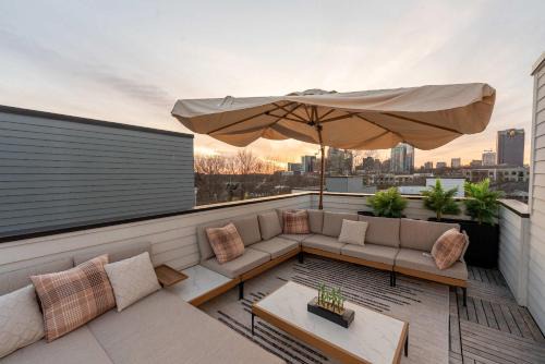 Downtown House | Sleeps 8 - Rooftop Deck - Prime Location