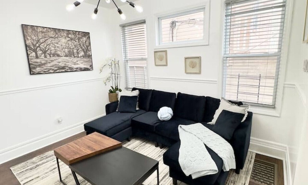 Newark House | Sleeps 8, Stylish Home, Great Access NYC & EWR