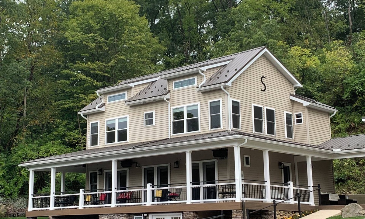Bellefonte House | Sleeps 9 – Minutes to Beaver Stadium – Streamfront – Fly Fishing