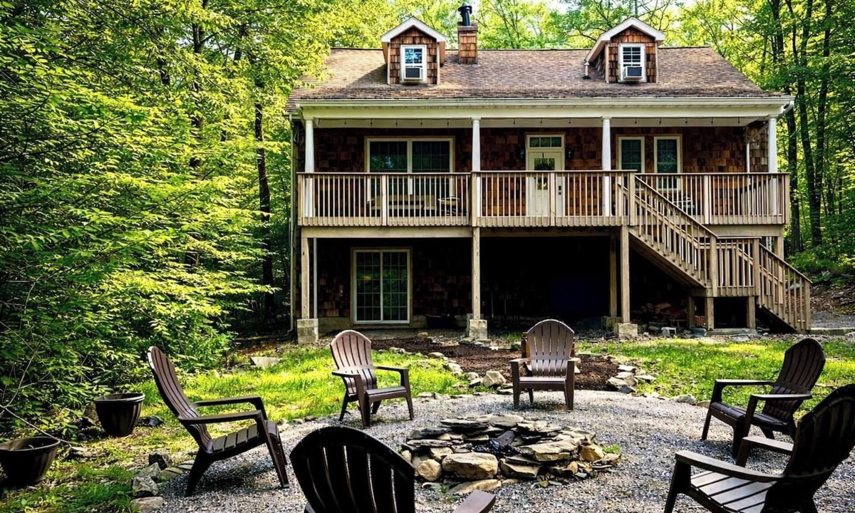 Catskill House | Sleeps up to 8- Catskill Cabin with Fire Pit & Indoor Jacuzzi Tub