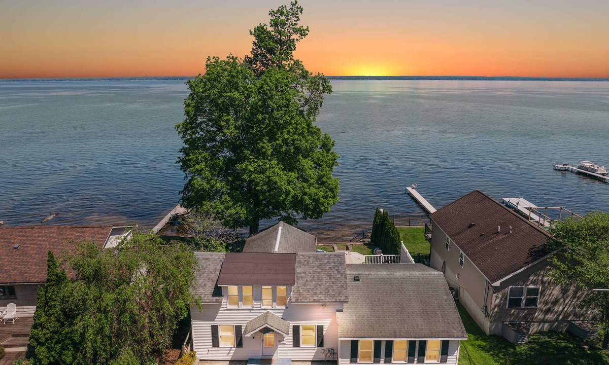 Bridgeport House | Sleeps10 Lakefront Retreat: Fire Pit & Near Casin