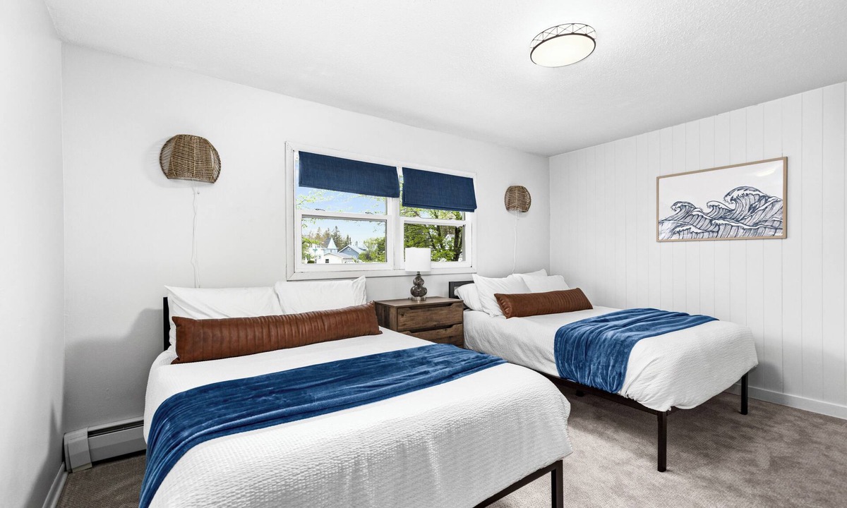 Superior House | Sleeps12 - Dog-Friendly SidexSide Duplex - Large Yard/Hammocks/Firepits/Grills