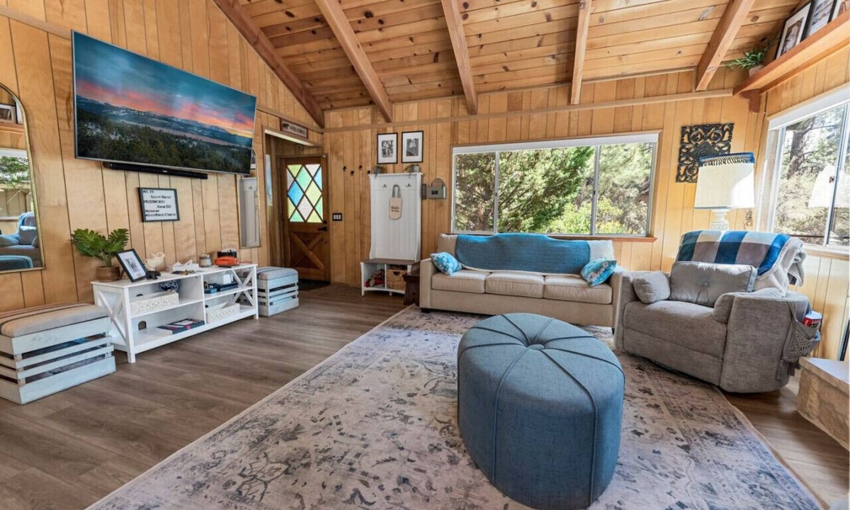 Whispering Forest House | Sleepy Basset Chateau-2bd 1bath BBQ-EV Charger