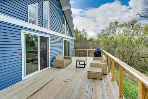 Athens House | Sleepy Hollow Lake Home w/Deck, Pool Access!