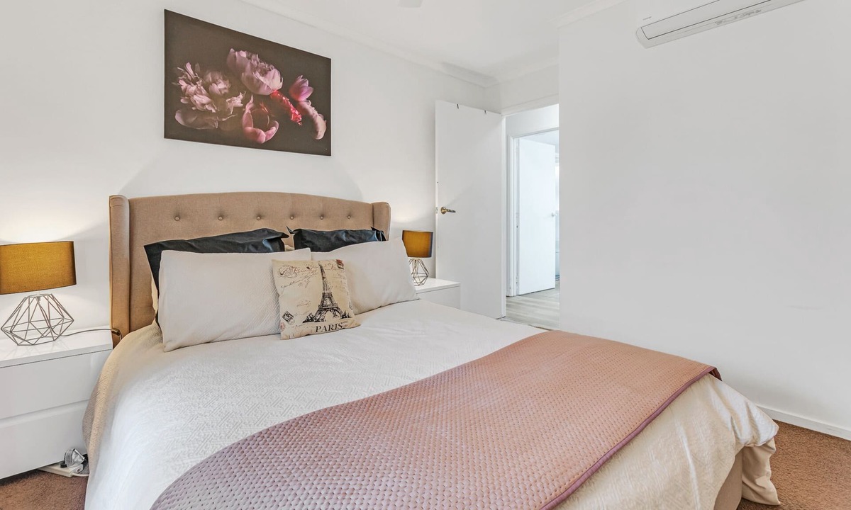 Echuca House | Sleepy Shackell - 12pm checkout, breakfast.