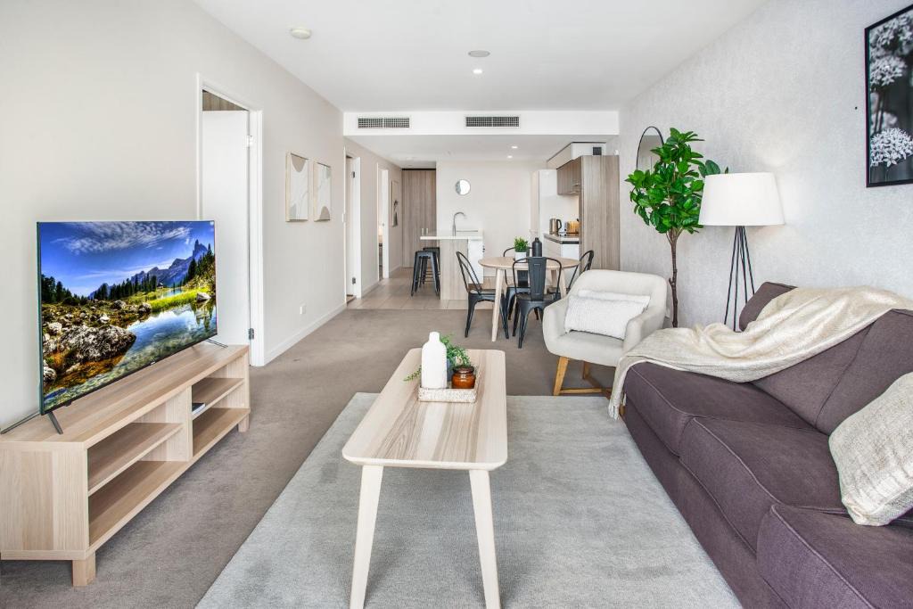 Fortitude Valley Apartment | Slick Valley Pad with Balcony and Rooftop Pool