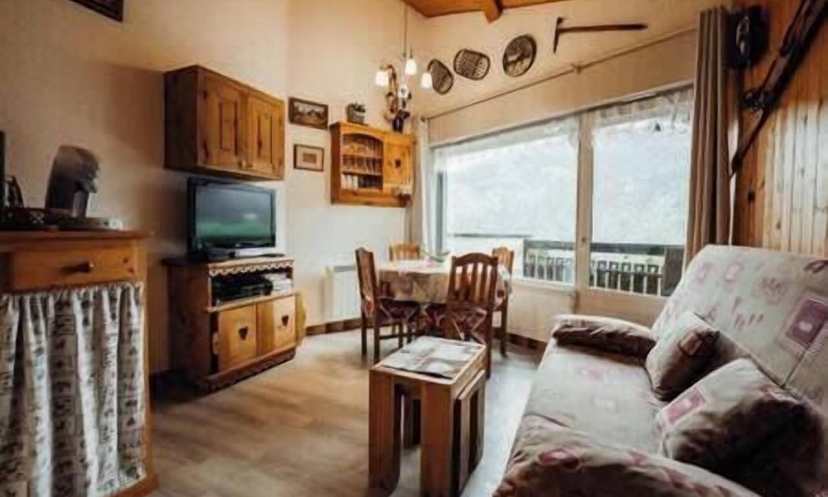 Saint-Nicolas-de-Veroce Apartment | Slopeside Nests with Mont Blanc Views
