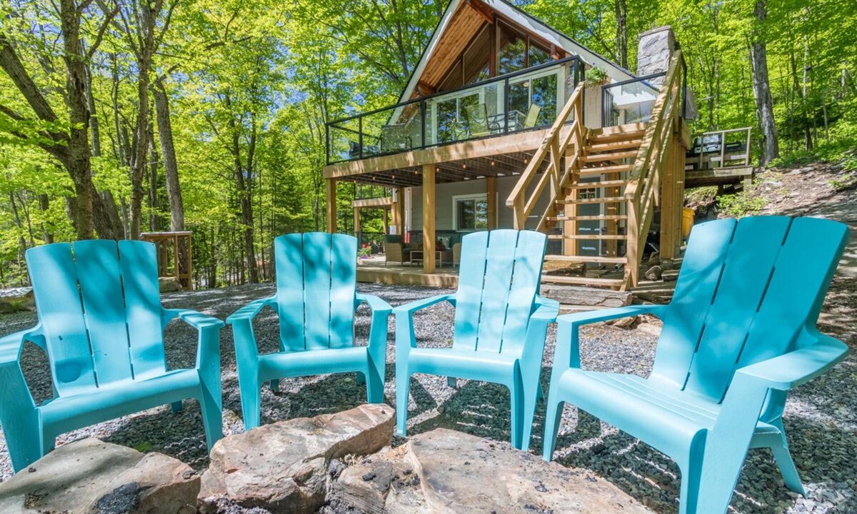 Huntsville Ski Chalet | SLOPESIDE 4 BED,HOT TUB, BEACH, FOUR SEASON, NEAR ALGONQUIN PARK AND ARROWHEAD.