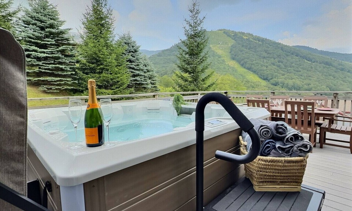 Killington House | SlopeSide Chalet- AC, Hot tub, Grill, pool!